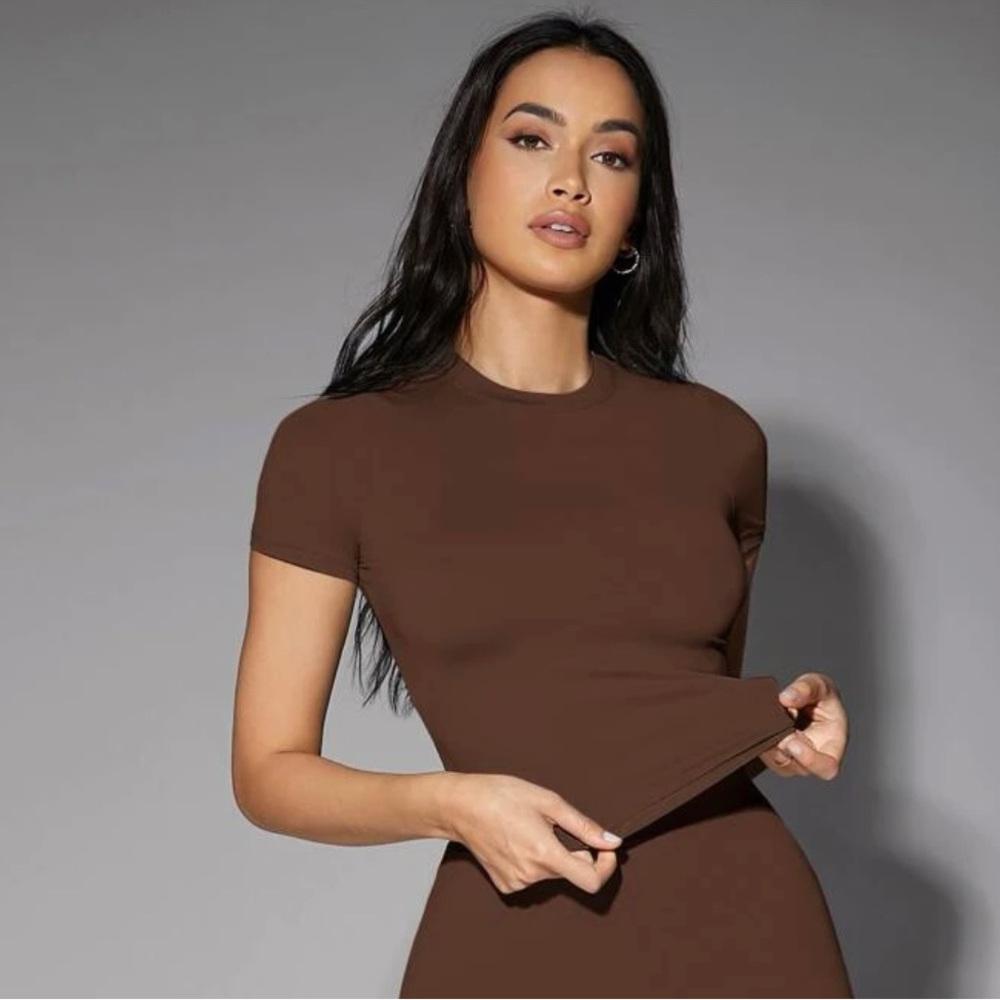 Brown Skims fitted tee size M